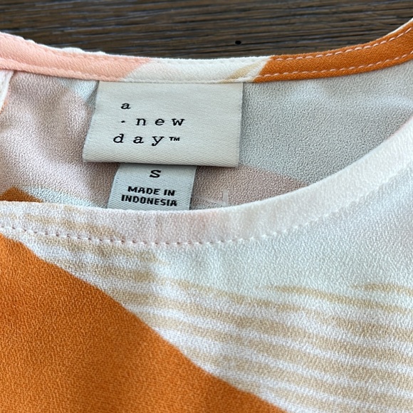 patterned flowy top - Picture 3 of 3